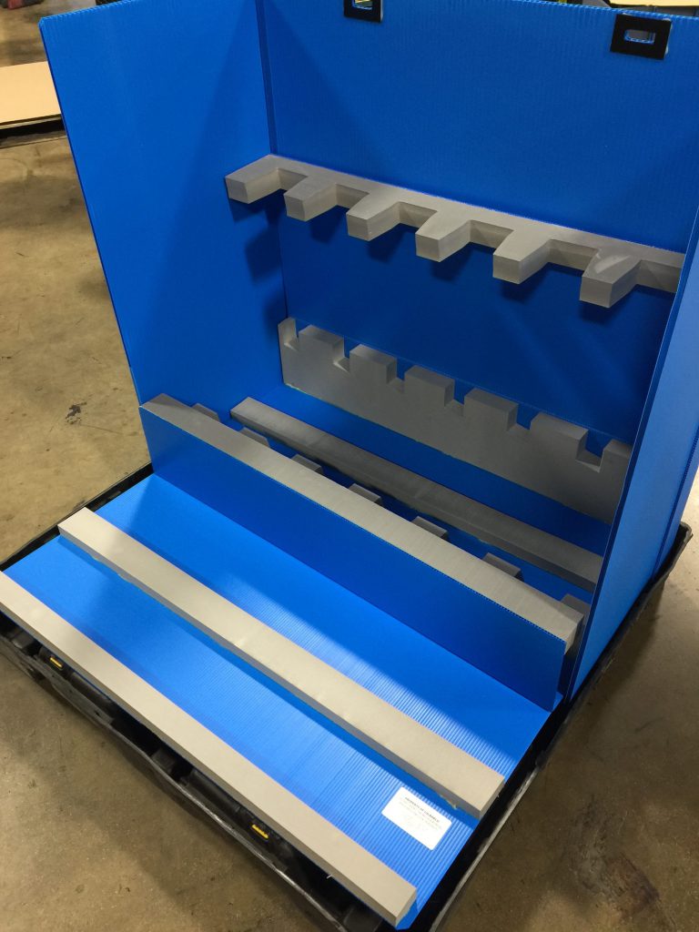 Returnable packaging container with dunnage